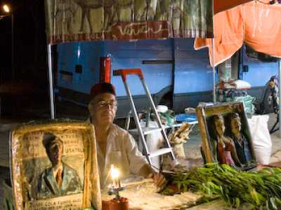 Hameluk gir� la Puglia sino alla fine degli anni 80, quando ormai anziano lasci� la sua �attivit�� al figlio Nicola, che continu�, pure dopo la morte del padre, ad allestire banchetti vestito con fez e tunica (foto di Raffaele Filannino)